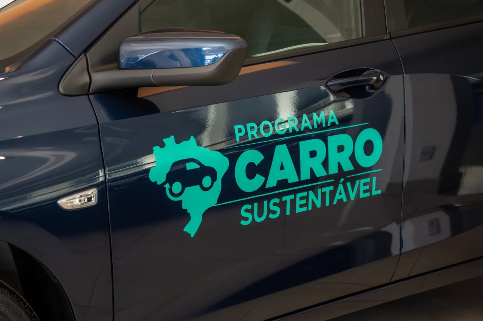Pessoa comprando carro sustentável com IPI zero e desconto